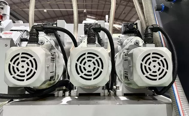 Запатентованный двигатель Hiseng для прямой линии двойной обрезной машины