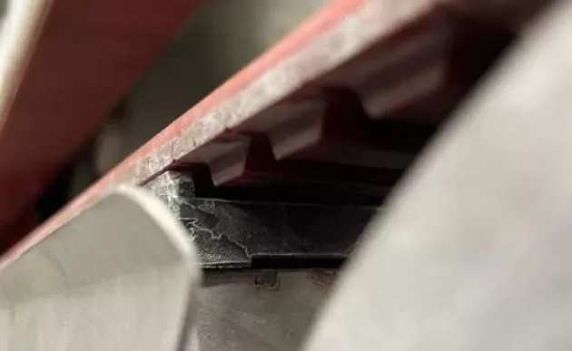 Запатентованная структура передачи для прямой линии двойной кромкозагибы машины