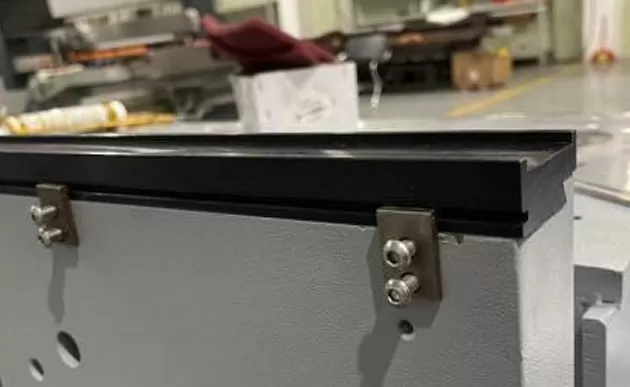 Запатентованная структура передачи для прямой линии двойной кромкозагибы машины